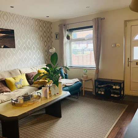 Lovely 2-bed House In Bramley With Field View * Лидс