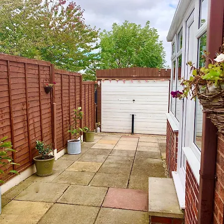Lovely 2-bed House In Bramley With Field View Дом отдыха Лидс