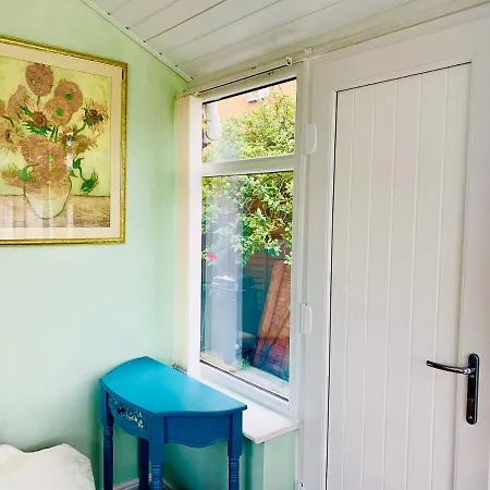 Lovely 2-bed House In Bramley With Field View Дом отдыха Лидс