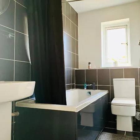 Lovely 2-bed House In Bramley With Field View Leeds (West Yorkshire)